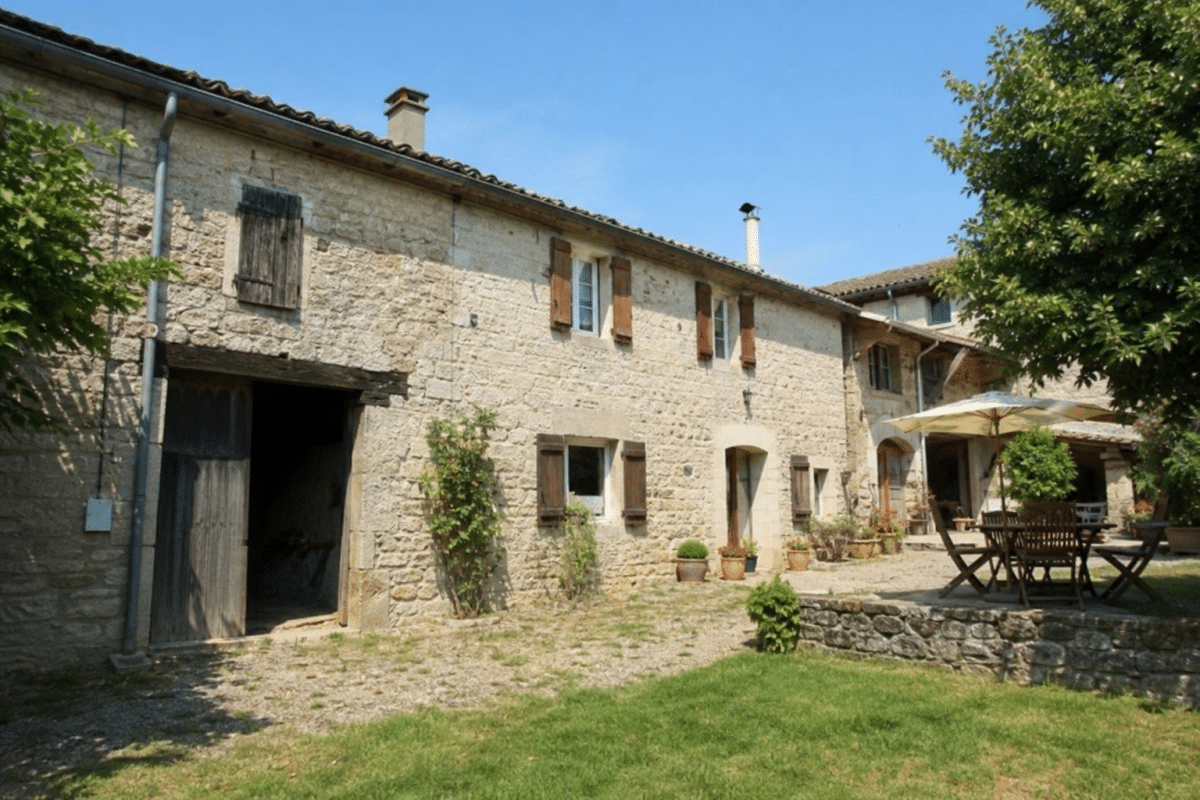 Façade en pierre d'une maison de campagne