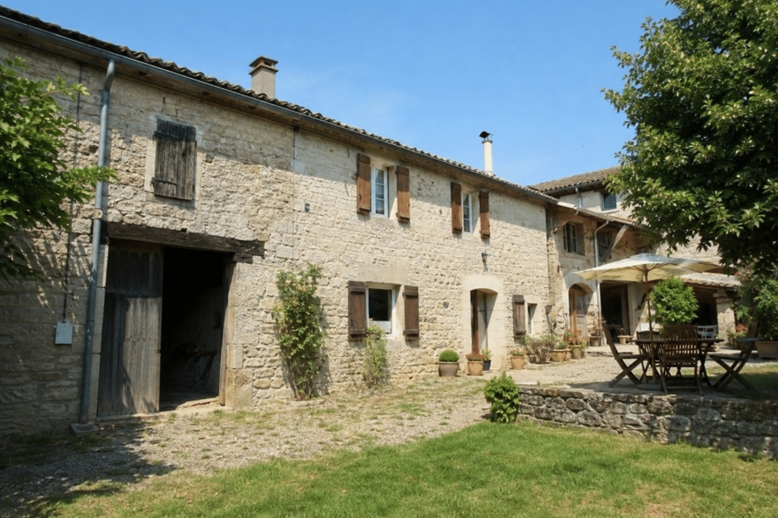 Façade en pierre d'une maison de campagne